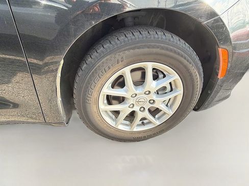 Used 2023 Chrysler Pacifica Touring-L FWD image 9