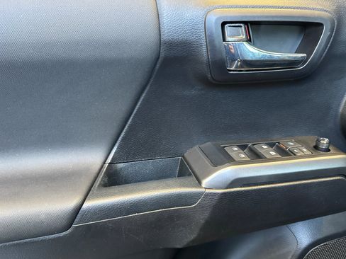 Used 2021 Toyota Tacoma TRD Off-Road image 11