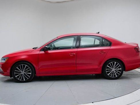 Used 2017 Volkswagen Jetta Sport image 2