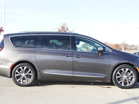 Used 2020 Chrysler Pacifica Limited w/ Tire & Wheel Group image 10