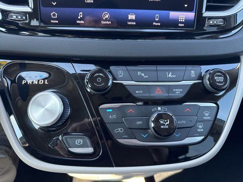 Used 2024 Chrysler Pacifica Touring-L image 32