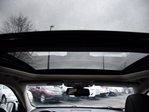 Used 2018 Jeep Cherokee Latitude Plus w/ Comfort/Convenience Group image 27