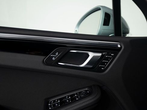 Certified 2025 Porsche Macan AWD/4WD image 20