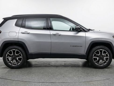 Used 2025 Jeep Compass Trailhawk w/ Trailer Tow Group AWD/4WD image 11