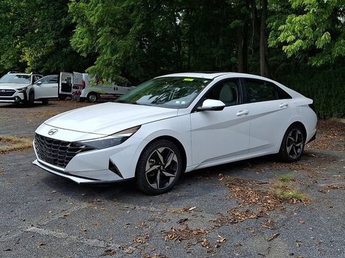 Used 2023 Hyundai Elantra Limited w/ Cargo Package FWD image 4
