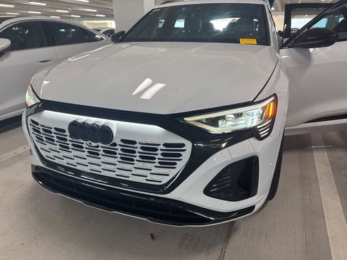 Used 2024 Audi Q8 e-tron Prestige w/ Prestige Package AWD/4WD image 4