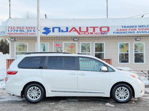 Used 2017 Toyota Sienna XLE Premium w/ Protection Package image 3