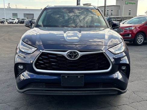 Used 2023 Toyota Highlander XLE AWD/4WD image 2
