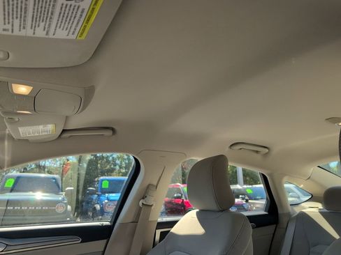 Used 2017 Ford Fusion SE w/ Fusion SE Technology Package image 10