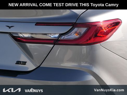 Used 2025 Toyota Camry SE image 4