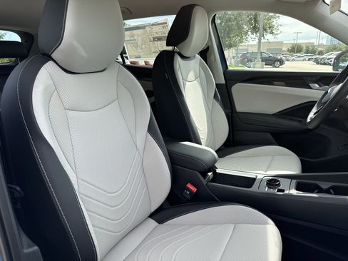 Used 2025 Volkswagen Tiguan SE image 16