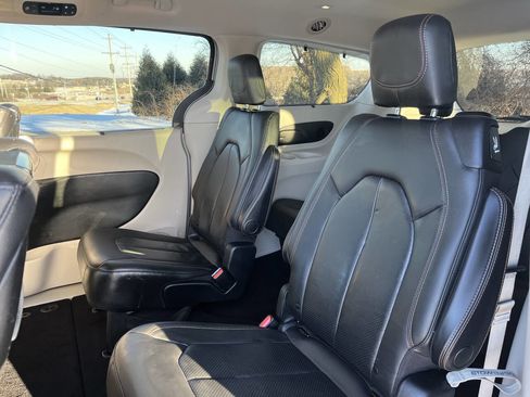 Used 2020 Chrysler Pacifica Touring-L Plus image 28