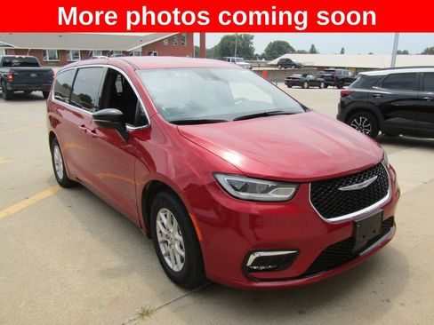 Used 2025 Chrysler Pacifica Select FWD image 7