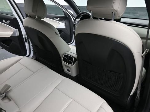 Used 2025 Genesis G70 2.5T image 25