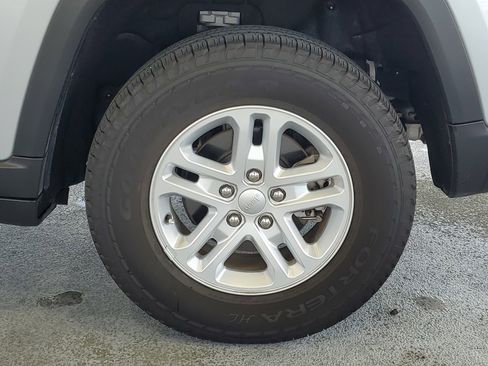 Used 2024 Jeep Grand Cherokee Laredo image 7