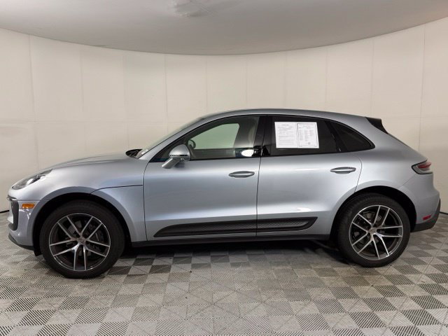 Used 2025 Porsche Macan AWD/4WD image 3