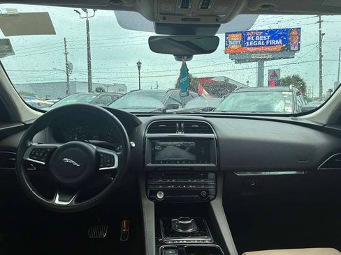 Used 2019 Jaguar F-PACE Prestige AWD/4WD image 12