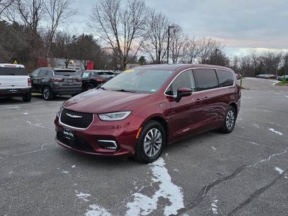 Used 2023 Chrysler Pacifica Touring-L w/ Uconnect Theater Family Group
