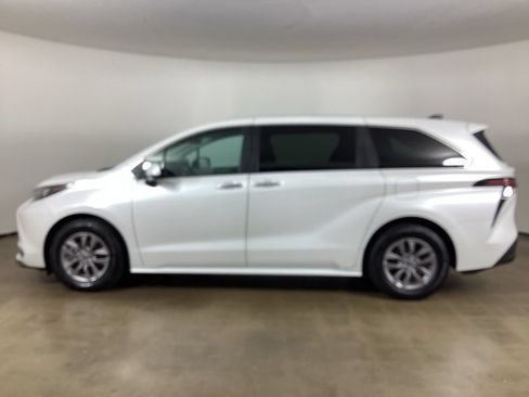 Used 2024 Toyota Sienna XLE FWD image 8