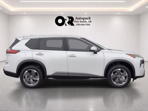 Used 2025 Nissan Rogue SV FWD image 5