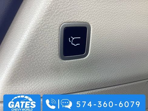 Used 2023 Chrysler Pacifica Touring-L image 11