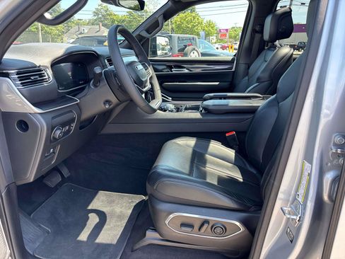 Certified 2024 Jeep Wagoneer 4WD w/ Premium Group I image 9