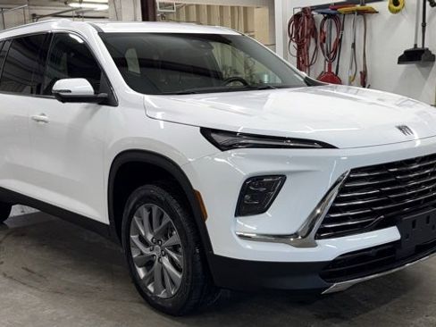 Used 2025 Buick Enclave Preferred image 3