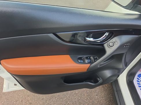Used 2018 Nissan Rogue SL w/ Premium Package AWD/4WD image 11