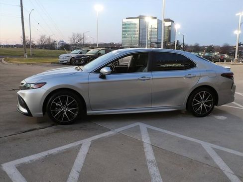 Used 2023 Toyota Camry SE image 3