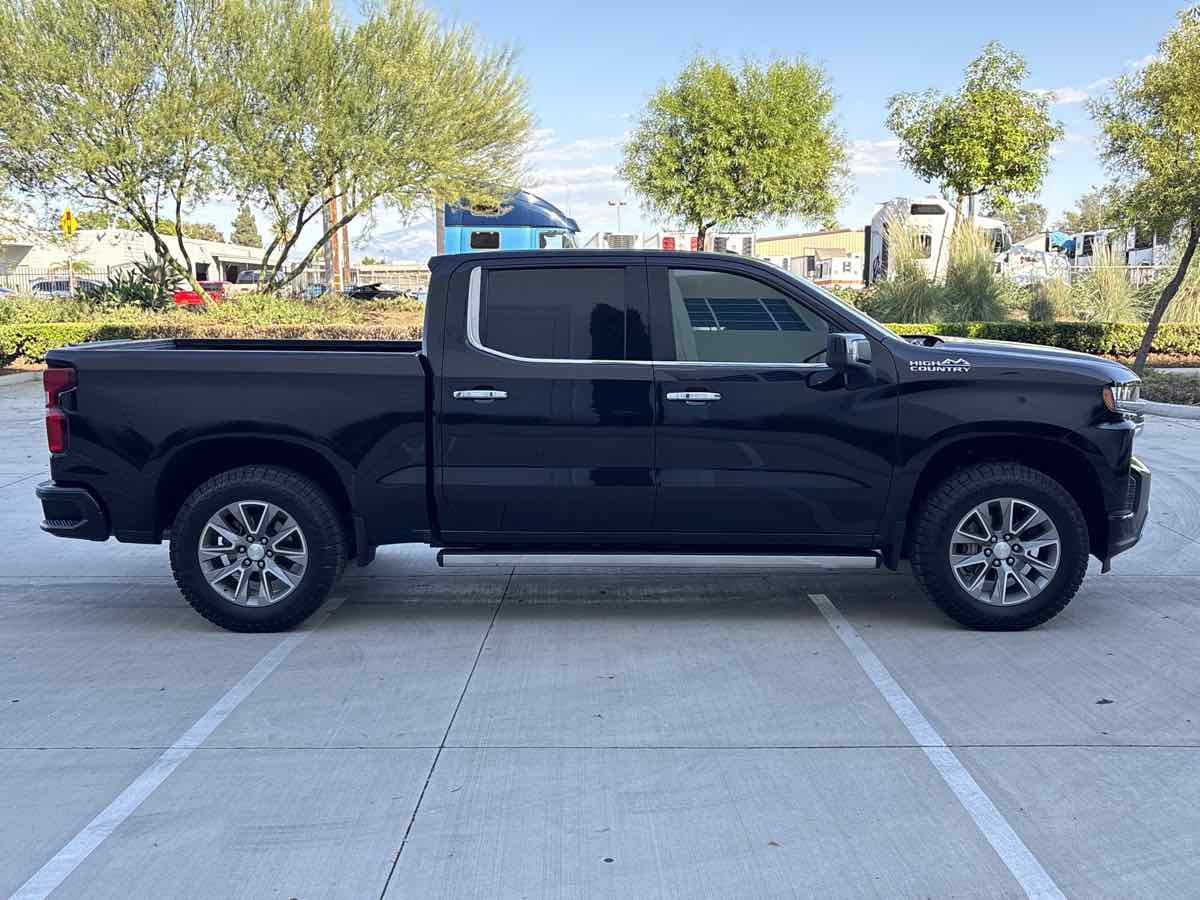 Used 2019 Chevrolet Silverado 1500 High Country w/ Technology Package AWD/4WD image 2