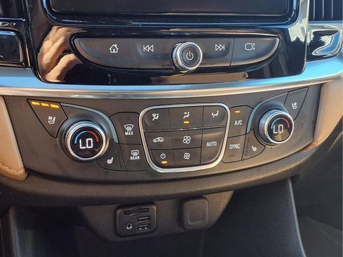Used 2023 Chevrolet Traverse Premier FWD image 9