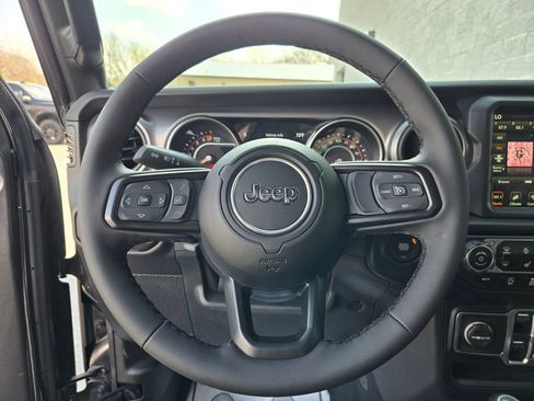 Used 2023 Jeep Gladiator Sport AWD/4WD image 19