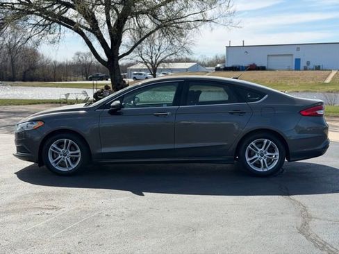 Used 2018 Ford Fusion SE w/ Fusion SE Technology Package image 4