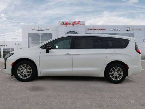 New 2027 Chrysler Pacifica Select FWD image 2