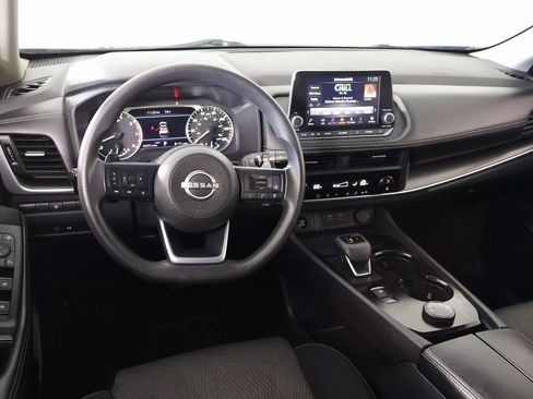 Used 2024 Nissan Rogue SV image 2