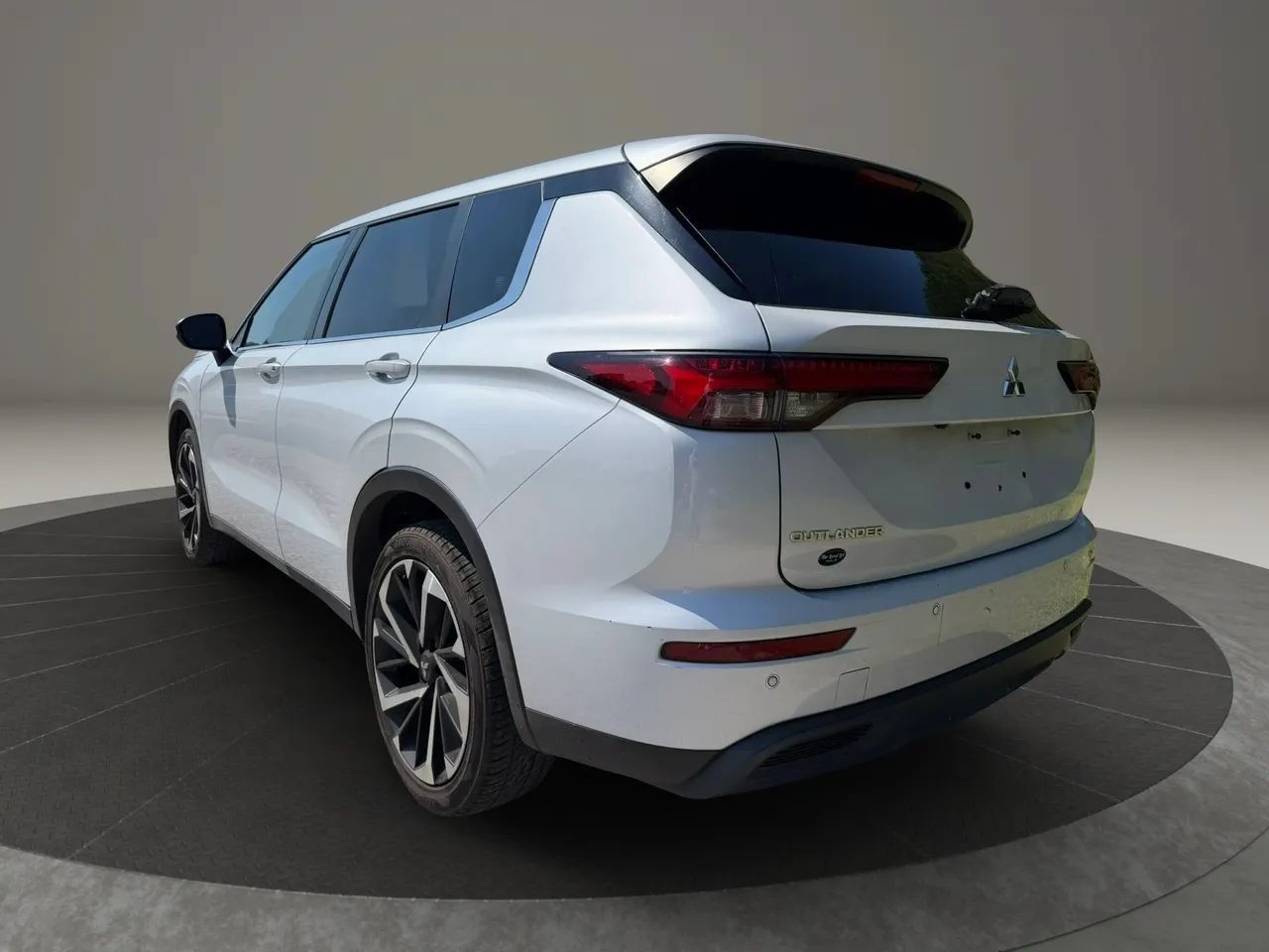 Used 2022 Mitsubishi Outlander ES FWD image 3