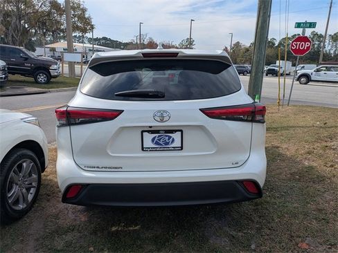 Used 2021 Toyota Highlander LE image 5