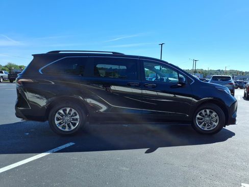 Used 2023 Toyota Sienna LE AWD/4WD image 34
