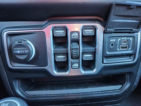 Used 2018 Jeep Wrangler Unlimited Sport S image 29