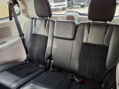 Used 2017 Dodge Grand Caravan SXT image 18