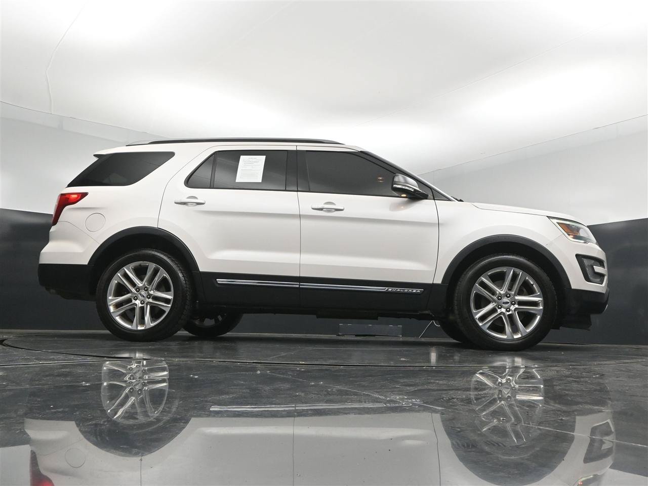 Used 2017 Ford Explorer XLT w/ Equipment Group 202A AWD/4WD image 30