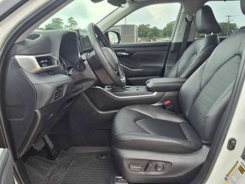 Certified 2025 Toyota Highlander XLE FWD image 10