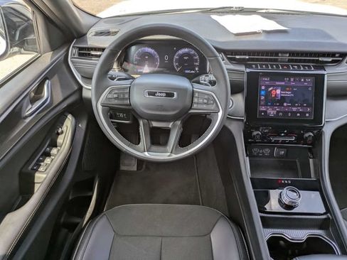 Used 2025 Jeep Grand Cherokee Altitude AWD/4WD image 17