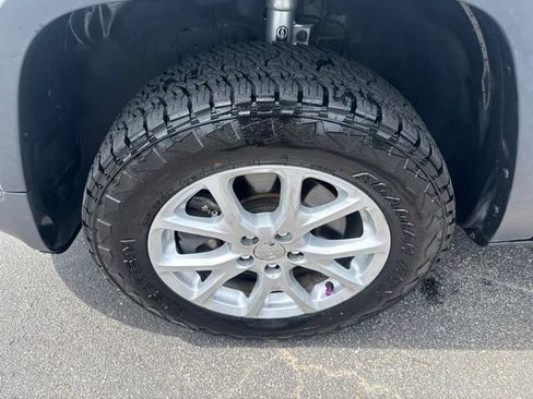 Used 2016 Jeep Cherokee Latitude w/ Cold Weather Group AWD/4WD image 12