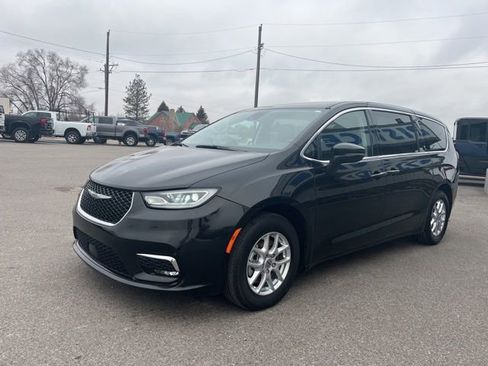 Used 2023 Chrysler Pacifica Touring-L FWD image 3