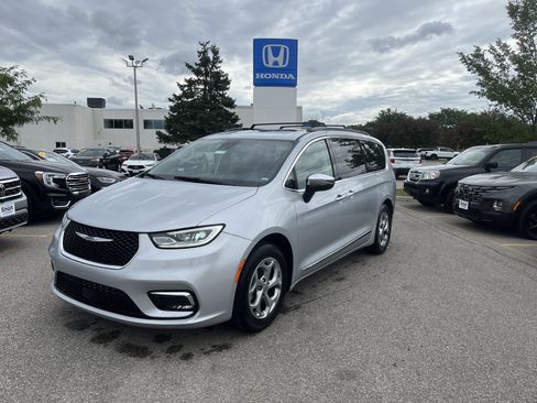 Used 2023 Chrysler Pacifica Limited FWD image 1