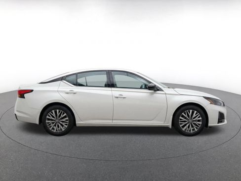 Used 2025 Nissan Altima 2.5 SV FWD image 10