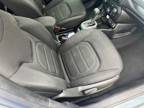 Used 2018 Jeep Renegade Latitude FWD image 32