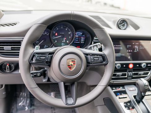 Certified 2026 Porsche Macan image 13