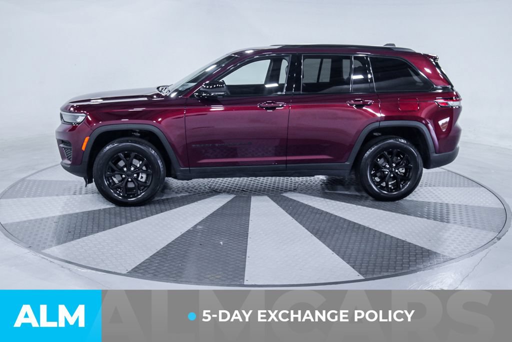 Used 2025 Jeep Grand Cherokee Altitude AWD/4WD image 3